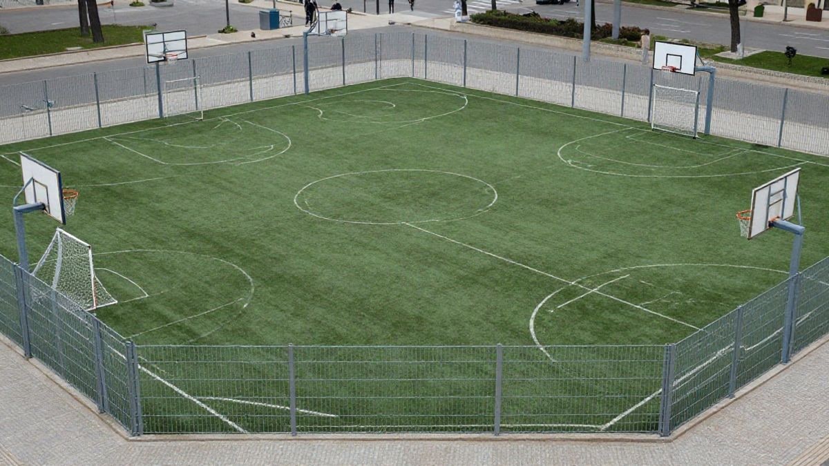 Imagen ilustrativa: vista desde arriba de dos pistas deportivas de hierba artificial con vallas metálicas y canastas