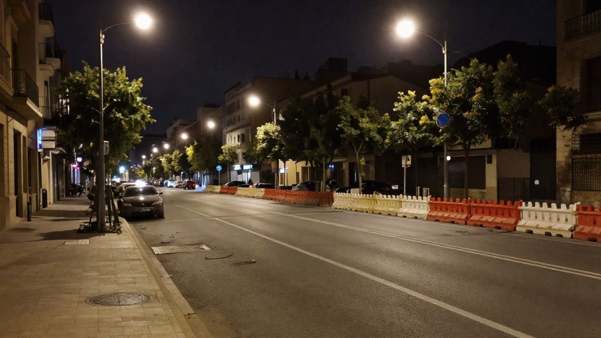 Imagen ilustrativa: calle urbana de noche con farolas y tramo de asfalto recién extendido