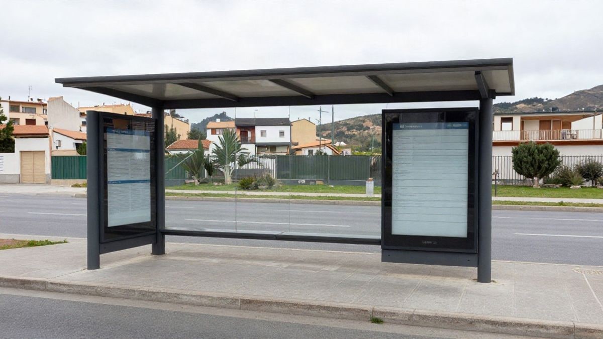 Imagen ilustrativa: parada de autobús con panel informativo en una calle residencial