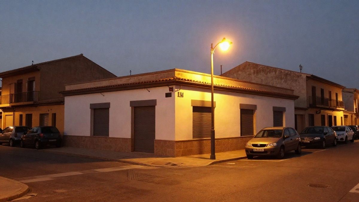 Imagen ilustrativa: fachada de un edificio municipal de noche con luz artificial de farola