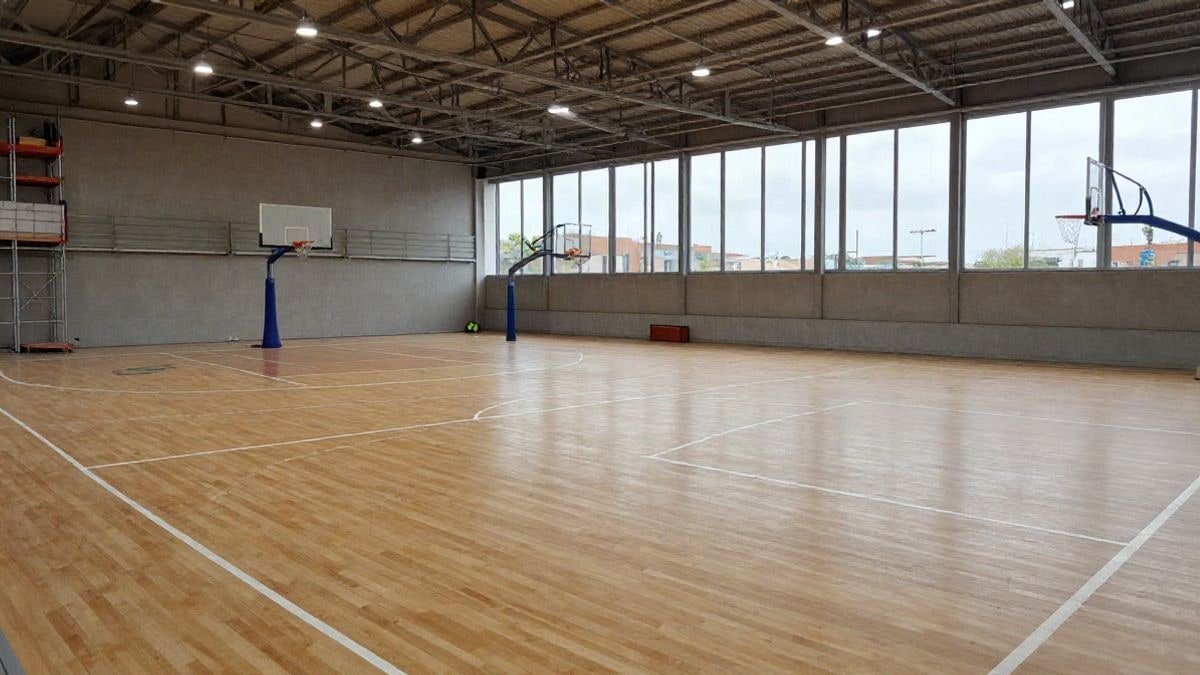 Imagen ilustrativa: pabellón deportivo interior en obras con dos pistas y parqué de madera