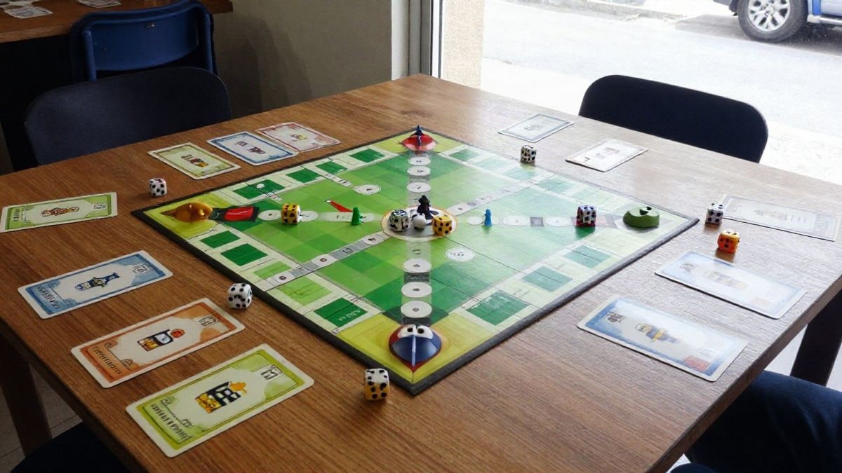 Imagen ilustrativa: mesa con juegos de mesa, dados y fichas en un centro cívico