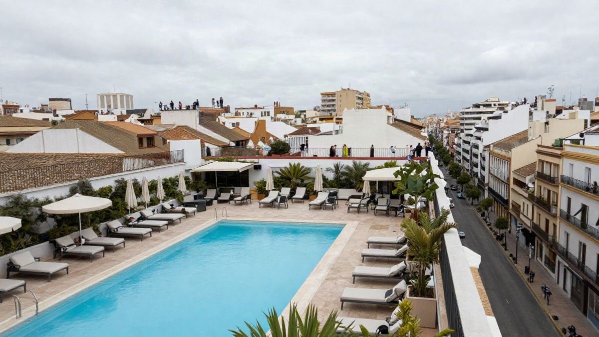 Imagen ilustrativa: azotea de un ático con piscina y vistas a la ciudad