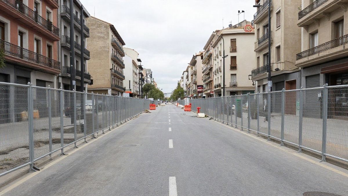 Imagen ilustrativa: gran angular de un paseo urbano en obras con vallas y líneas que convergen hacia el horizonte