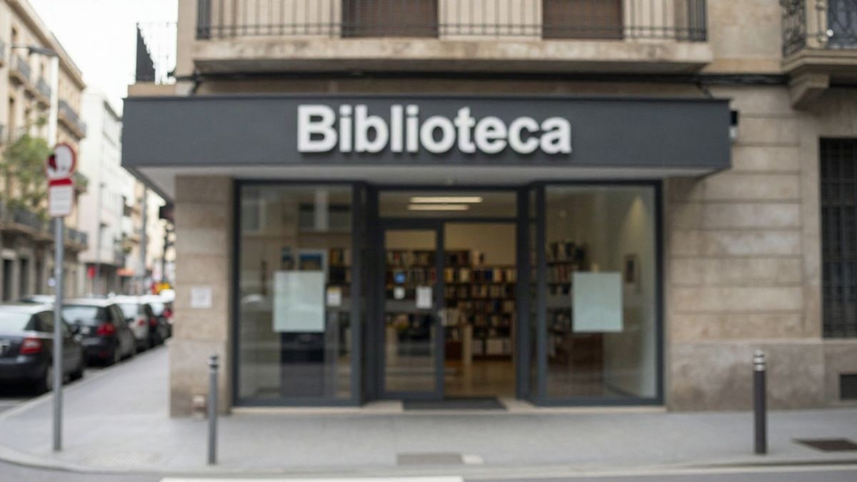 Imagen ilustrativa: entrada de una biblioteca pública en una calle de Barcelona, con algunos viandantes de espaldas.