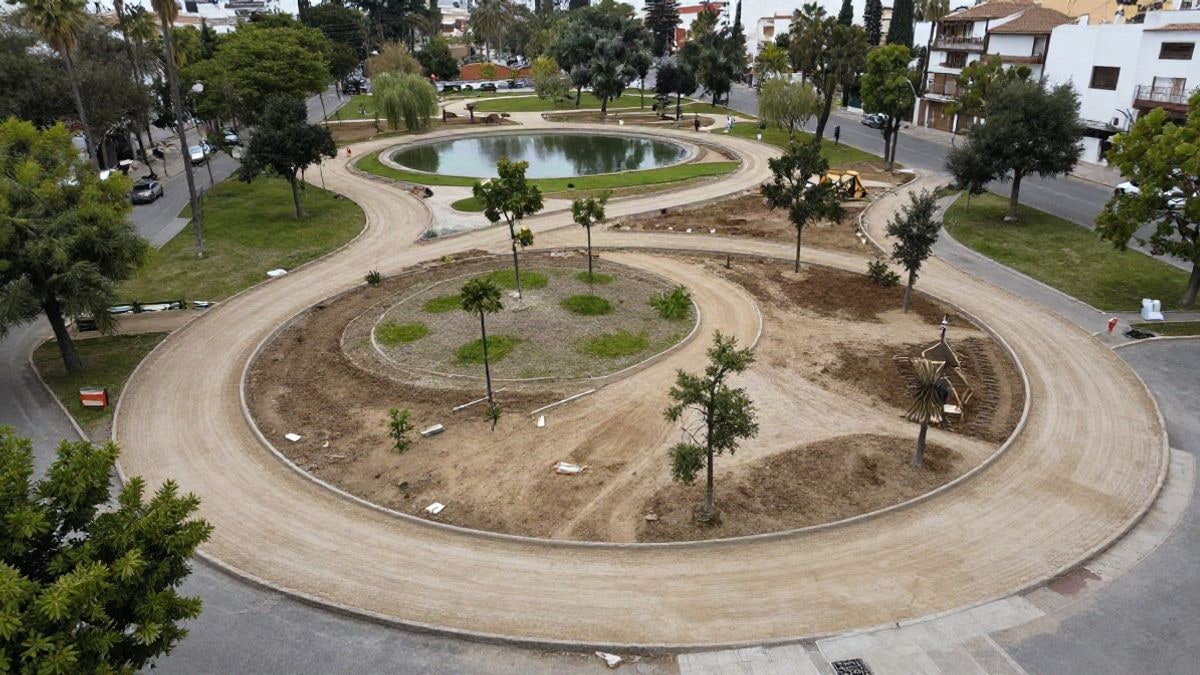 Imagen ilustrativa: vista cenital de un parque urbano en reforma con caminos, lago y zonas verdes