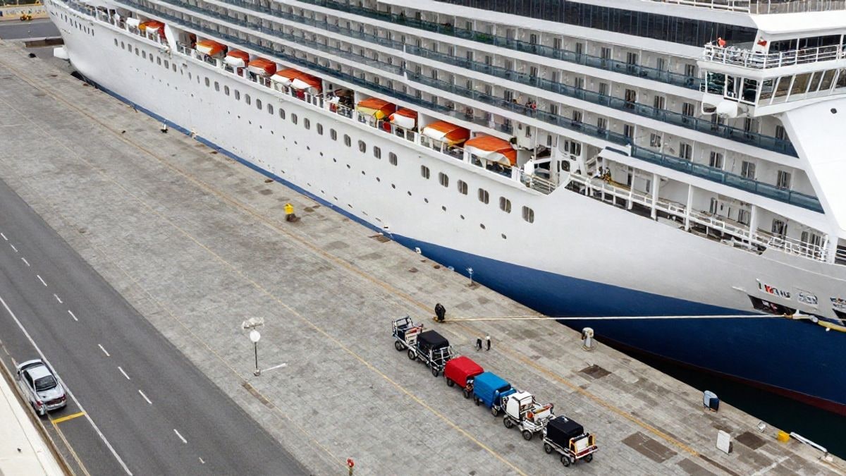 Imagen ilustrativa: vista cenital de un barco de crucero atracado en un puerto genérico