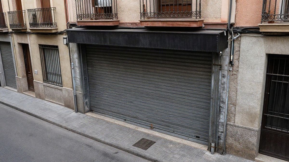 Imagen ilustrativa: vista cenital de la entrada de un local nocturno cerrado en una calle estrecha