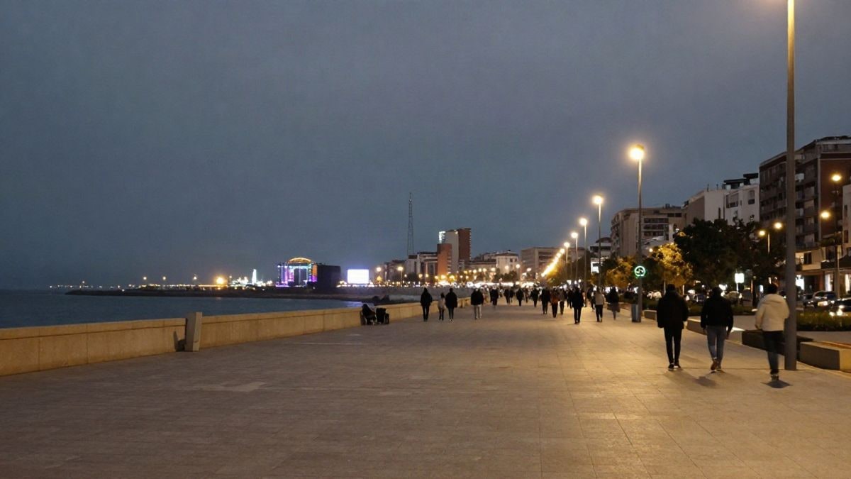 Imagen ilustrativa: paseo marítimo genérico iluminado por farolas y luces de escenario al anochecer