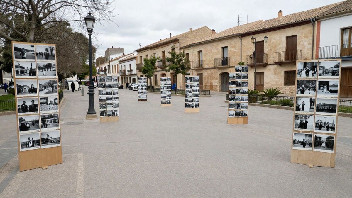 Imagen ilustrativa: paneles con fotografías antiguas al aire libre en un parque municipal