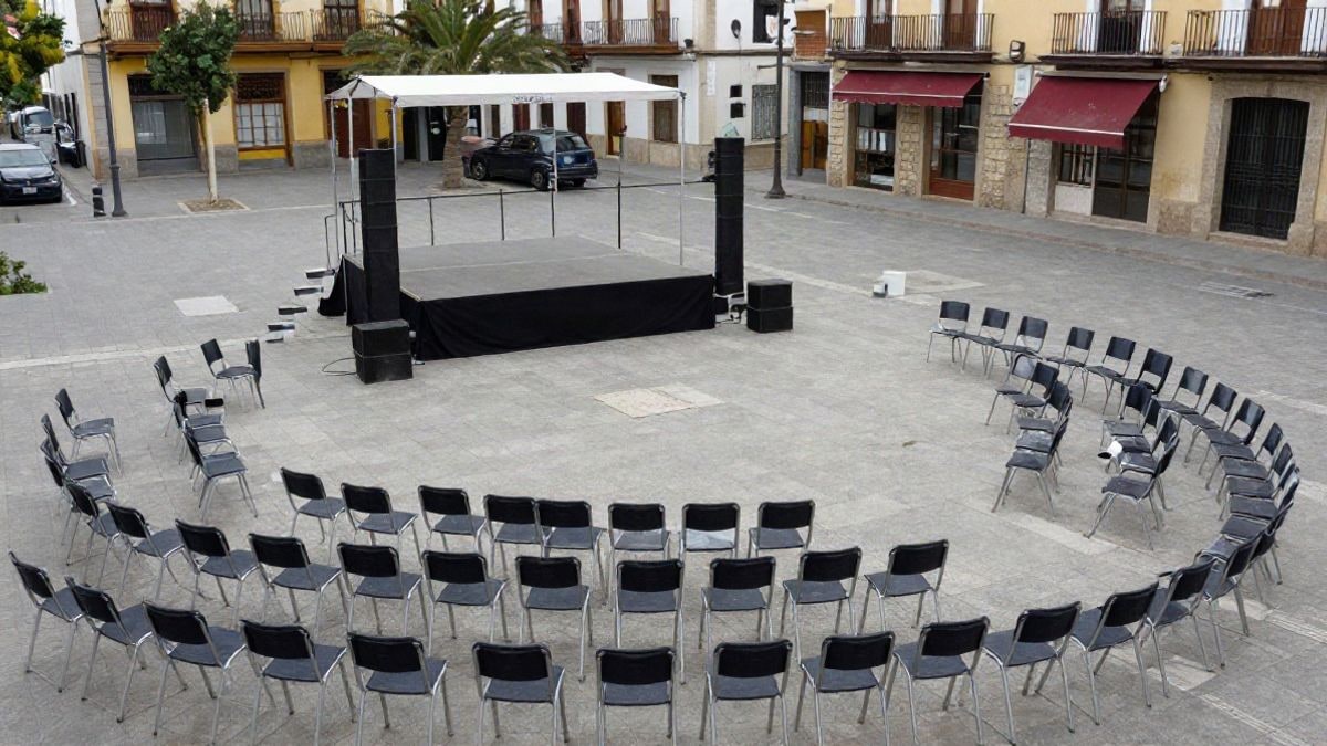 Imagen ilustrativa: vista cenital de una plaza pública con sillas y un pequeño escenario preparado para un acto cívico