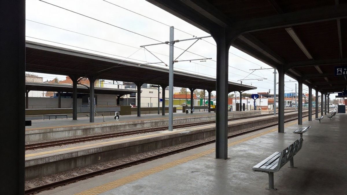 Imagen ilustrativa: andén de estación ferroviaria en construcción con catenaria y luz lateral