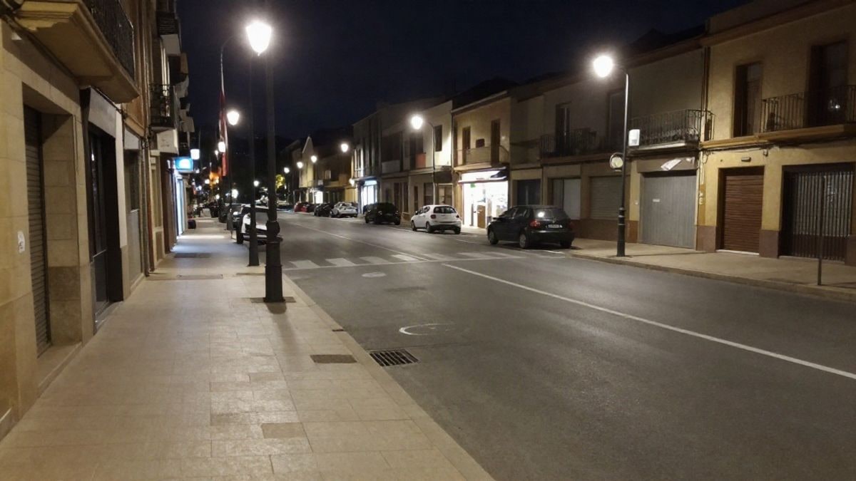Imagen ilustrativa: calle nocturna con farolas encendidas y acera vacía