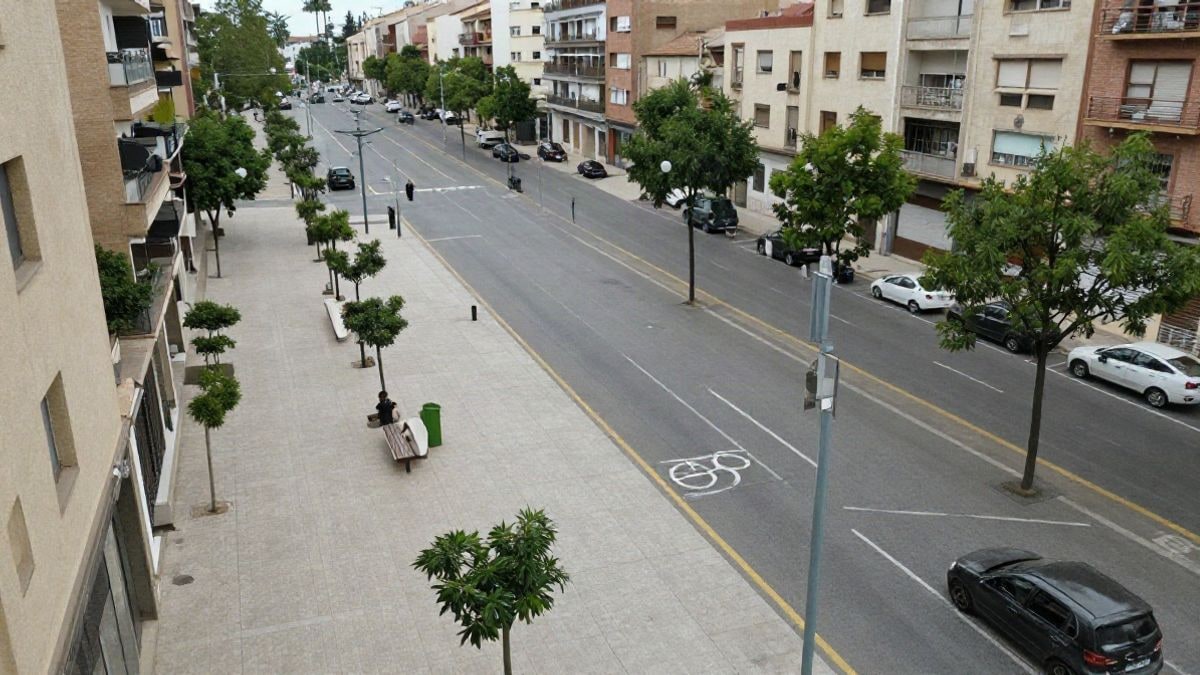 Imagen ilustrativa: vista aérea de una manzana urbana peatonalizada con árboles y peatones, similar a una superilla.