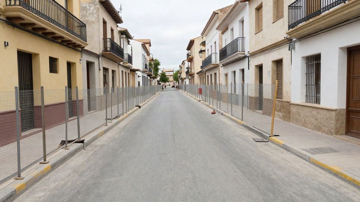 Imagen ilustrativa: calle estrecha en obras con vallas y bordillos a medio construir