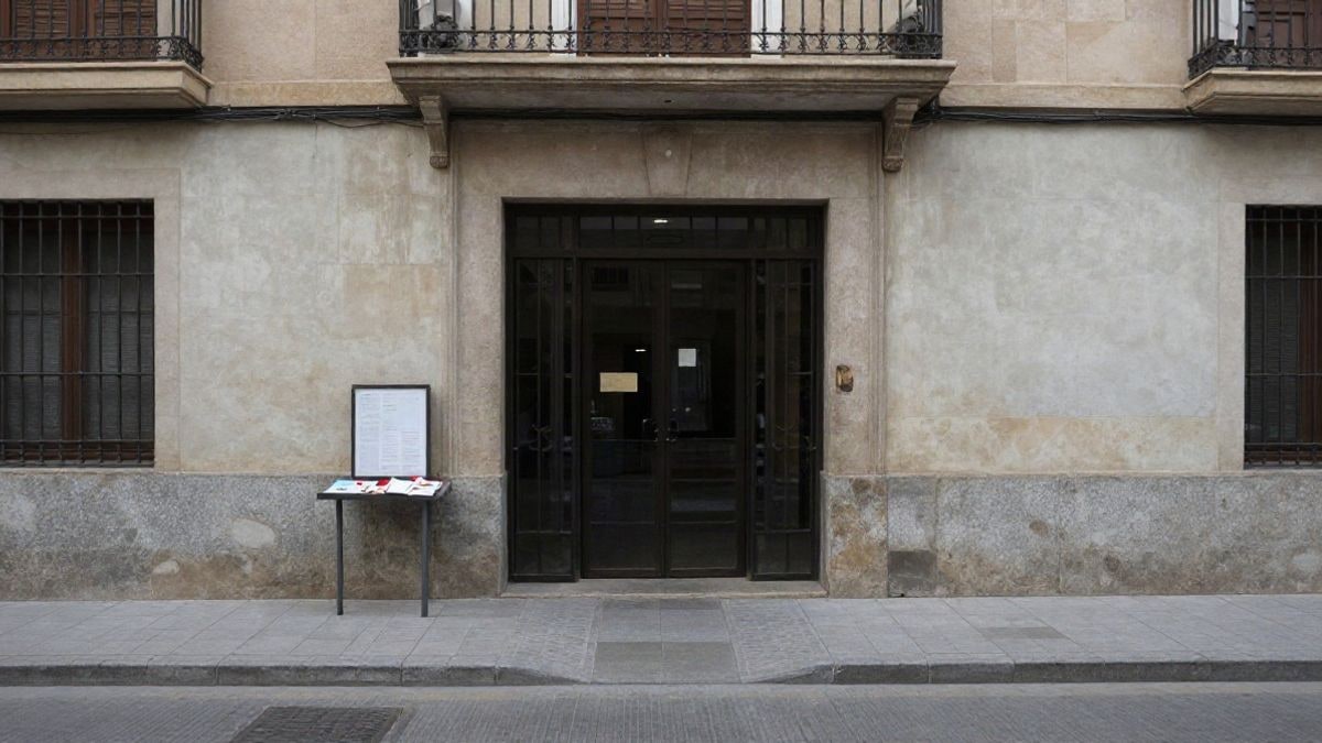 Imagen ilustrativa: entrada de un edificio municipal con folletos informativos sobre una mesa