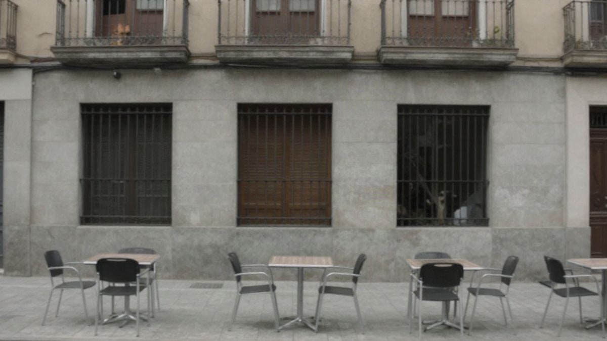 Imagen ilustrativa: fachada de un edificio municipal con sillas vacías en la entrada
