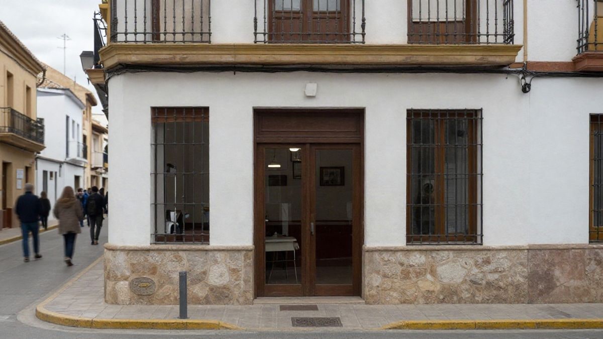 Imagen ilustrativa: fachada de un centro cultural con personas esperando fuera, en un día nublado.