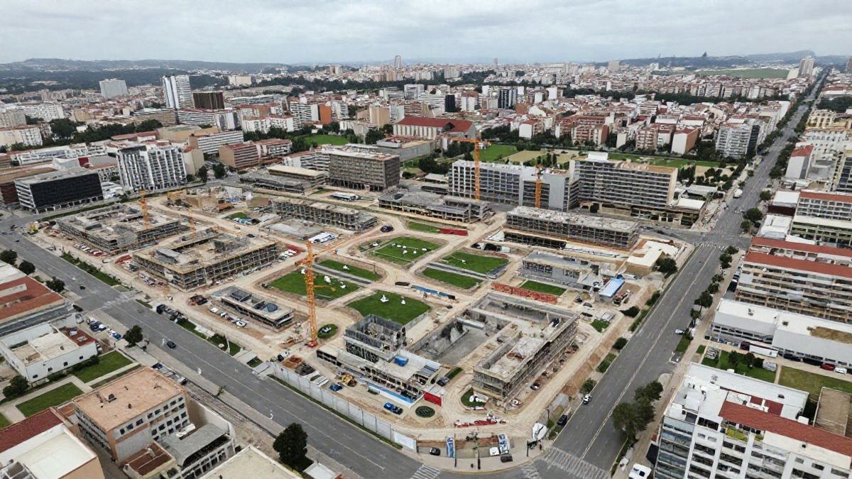 Imagen ilustrativa: vista aérea de una gran zona urbana en transformación con grúas y nuevos edificios.