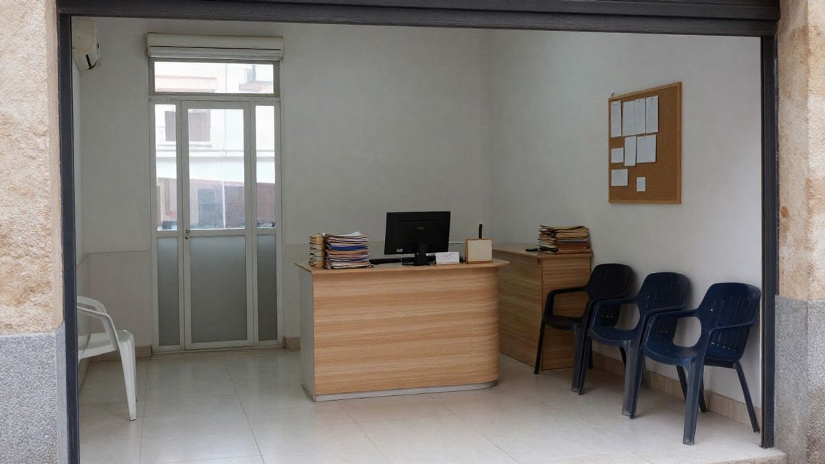 Imagen ilustrativa: interior de una oficina municipal de servicios sociales con mostrador de recepción y sillas de espera