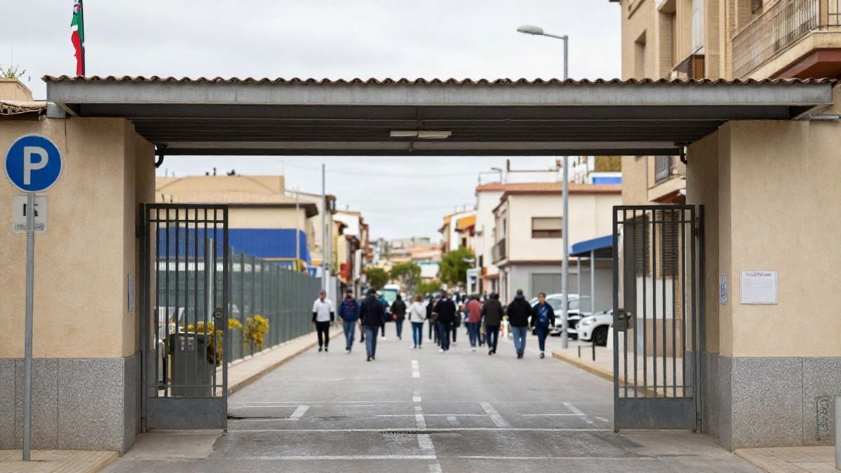 Imagen ilustrativa: entrada de una instalación deportiva municipal con el pavimento mojado tras la lluvia