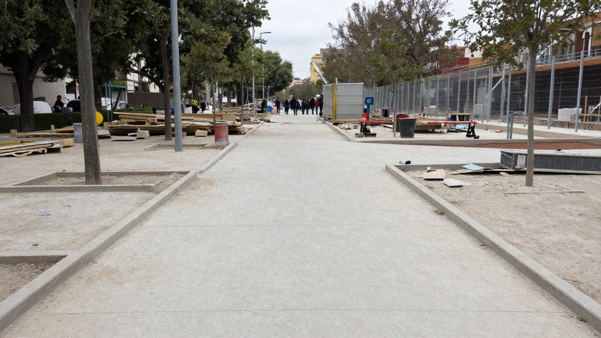 Imagen ilustrativa: un parque público en obras con un camino de hormigón y vallas