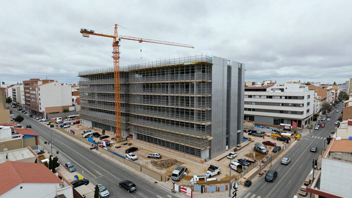 Imagen ilustrativa: vista aérea de una zona en obras junto a un edificio sanitario moderno
