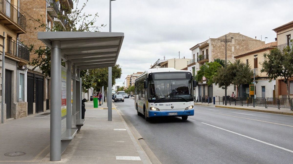 Imagen ilustrativa: una parada de autobús en una calle de un municipio del área metropolitana de Barcelona, con un autobús acercándose de lejos.