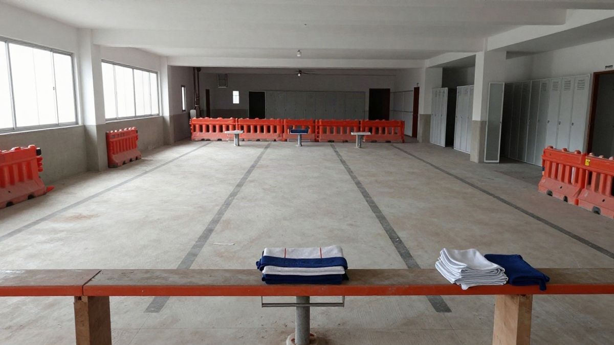 Imagen ilustrativa: interior de una piscina municipal en obras con ventanas laterales y material de reforma