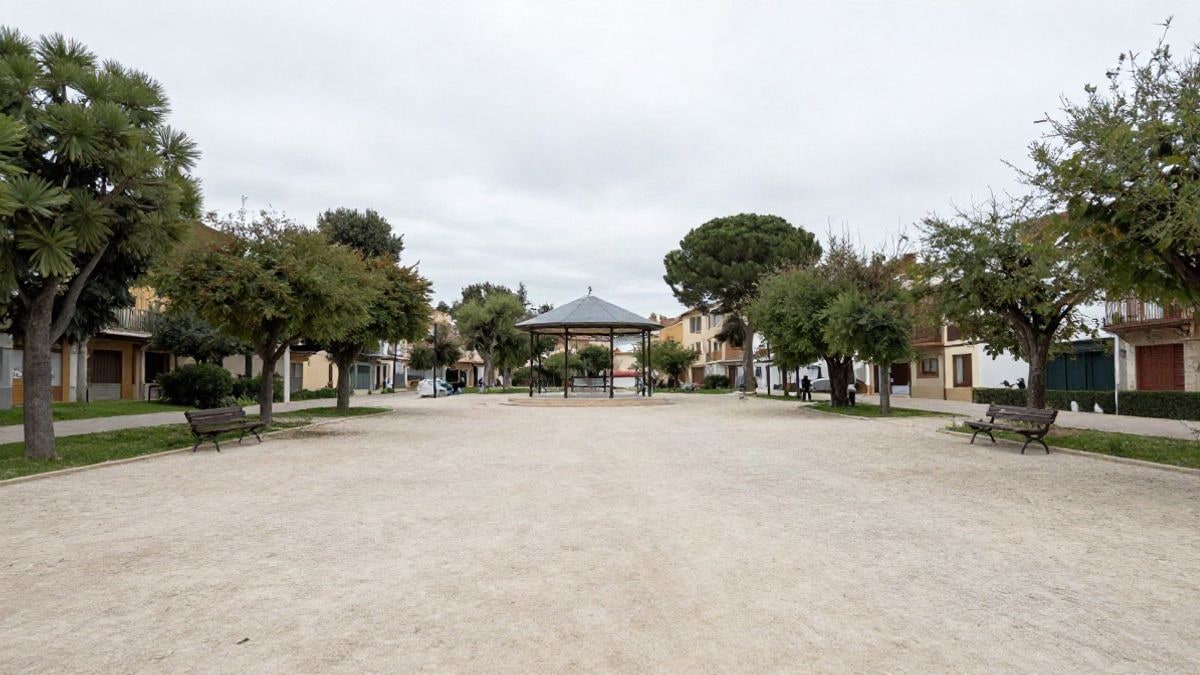 Imagen ilustrativa: un parque público urbano con caminos de grava convergentes y un templete vacío en un día nublado