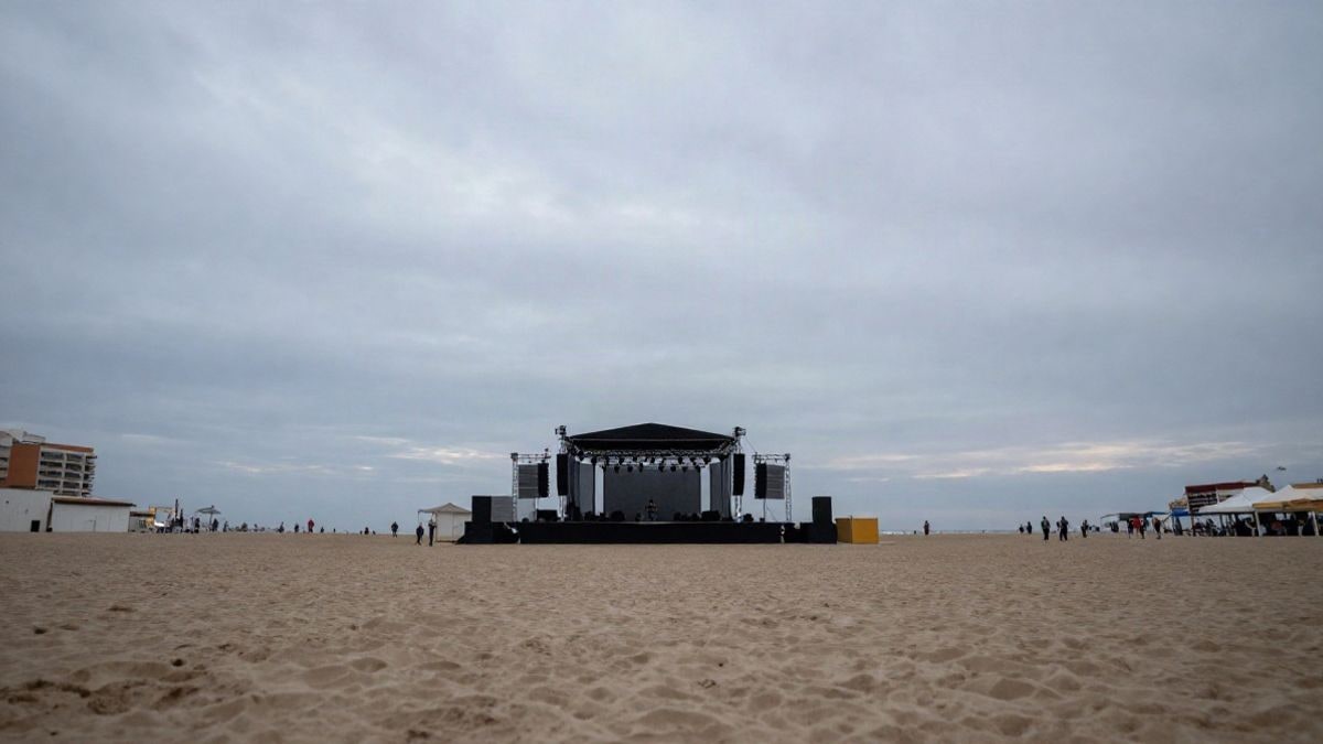 Imagen ilustrativa: escenario en la arena de una playa con el cielo al fondo