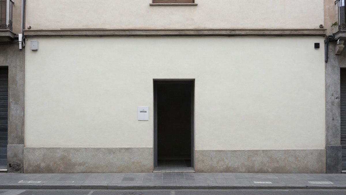 Imagen ilustrativa: fachada de un edificio de acogida genérico en una calle europea, sin personas ni elementos identificables.
