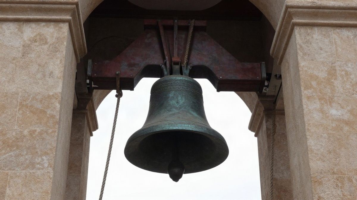 Imagen ilustrativa: vista cenital del interior de un campanario con cuerdas y una campana de bronce