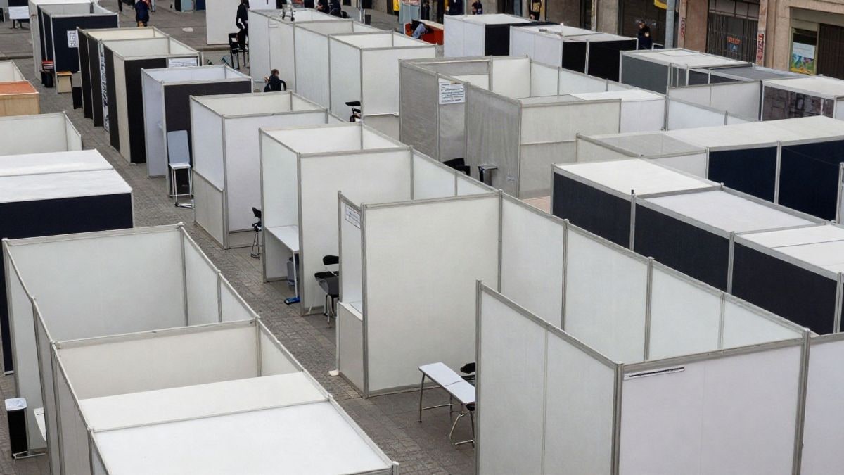 Imagen ilustrativa: vista cenital de un pabellón ferial con estands vacíos y moqueta