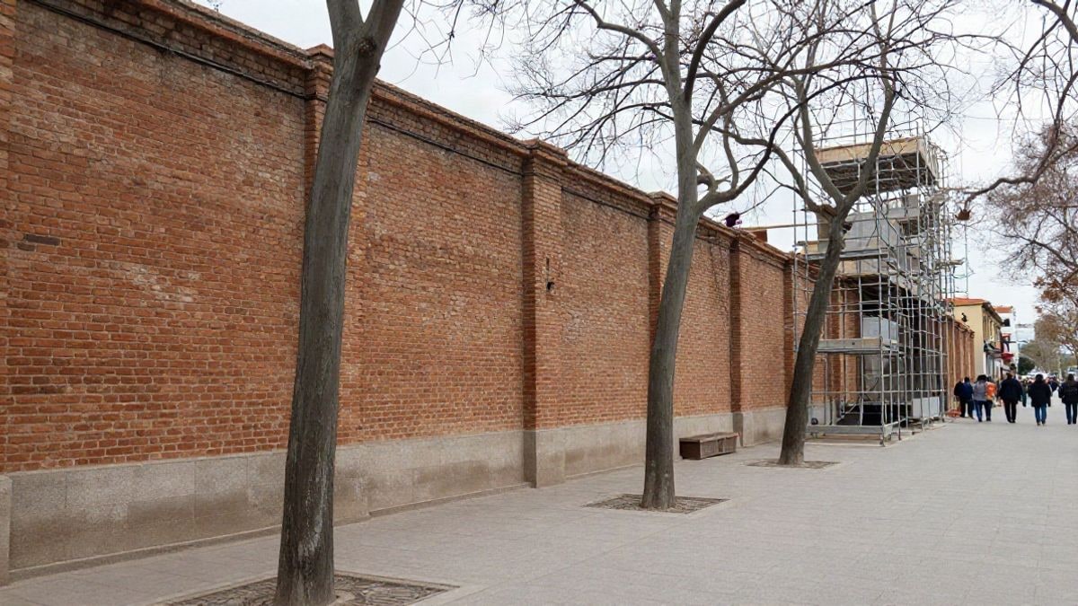 Imagen ilustrativa: fachadas industriales antiguas con andamios en un parque urbano