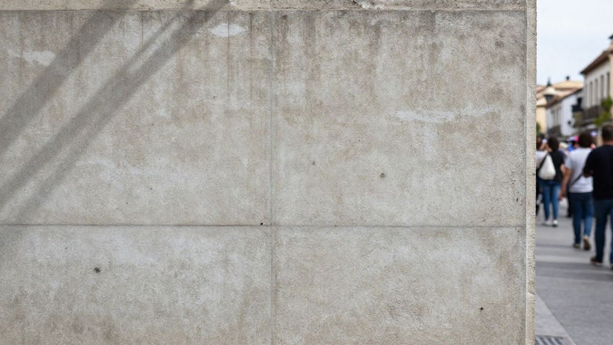 Imagen ilustrativa: detalle de una pared de hormigón con textura y marcas de desgaste