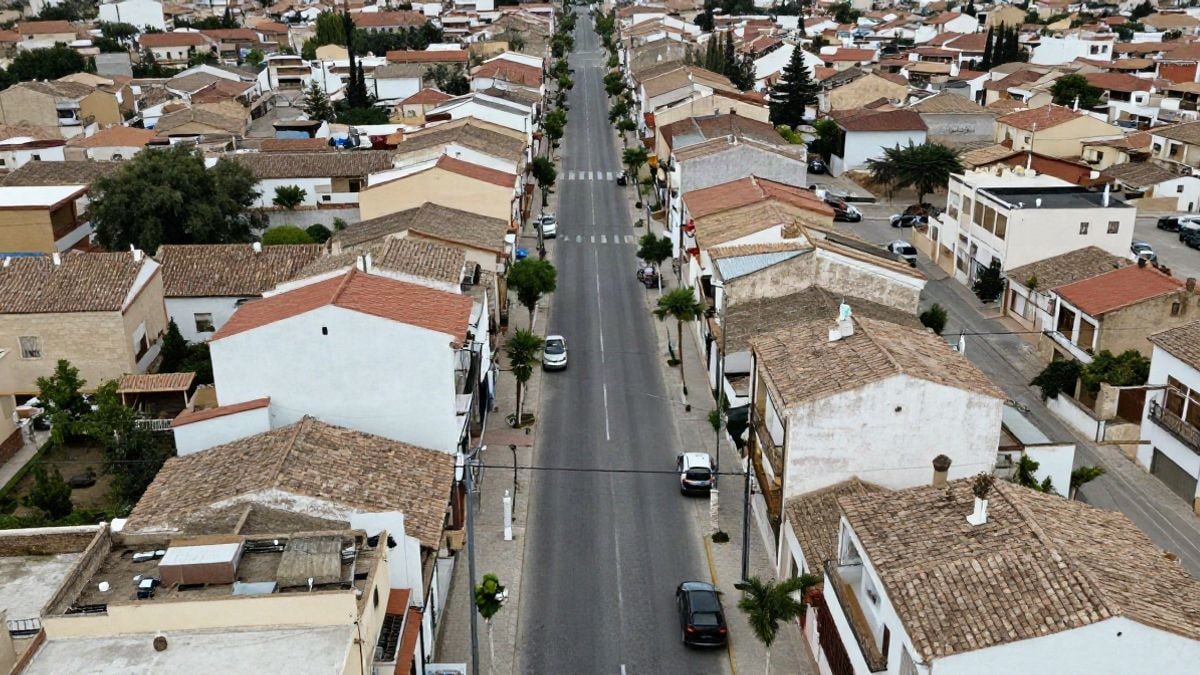 Imagen ilustrativa: vista cenital de un barrio residencial con calles y trazado urbano genérico