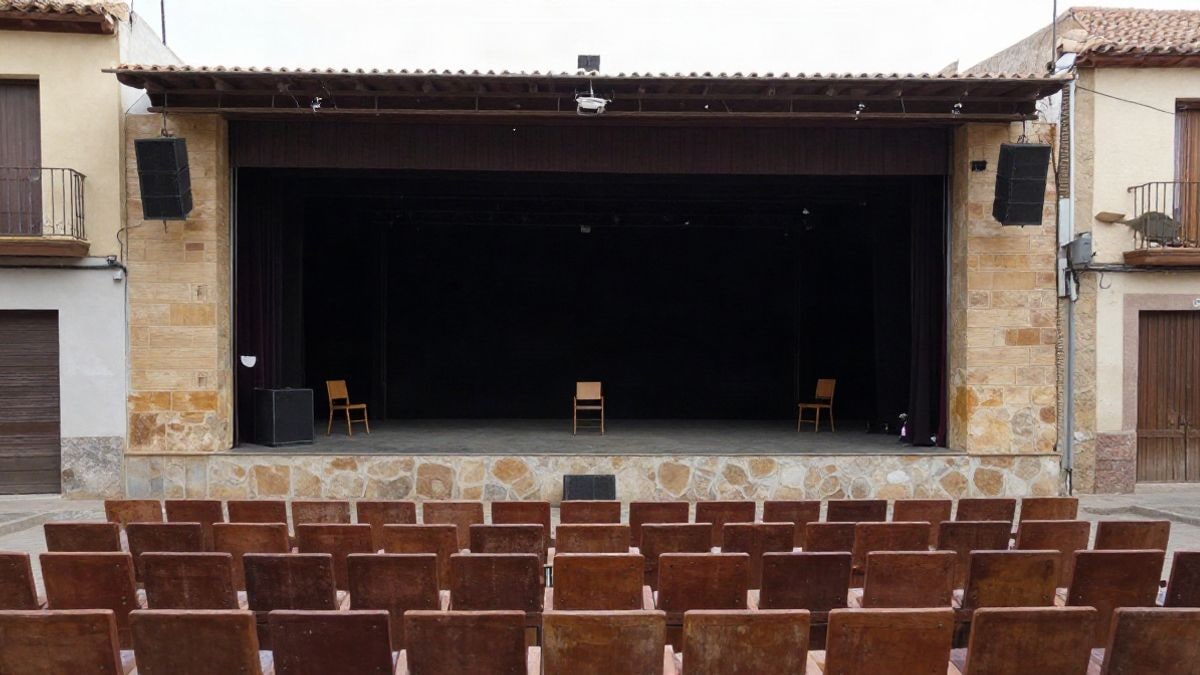 Imagen ilustrativa: escenario vacío de un pequeño teatro local visto desde las butacas