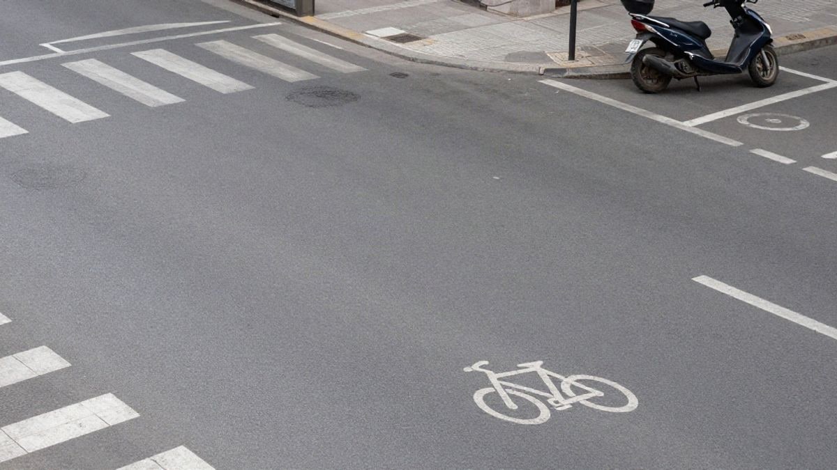 Imagen ilustrativa: vista cenital de una calle urbana con carril bici y una moto aparcada