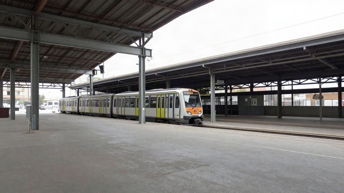 Imagen ilustrativa: un tren de metro genérico en un depósito industrial vacío.
