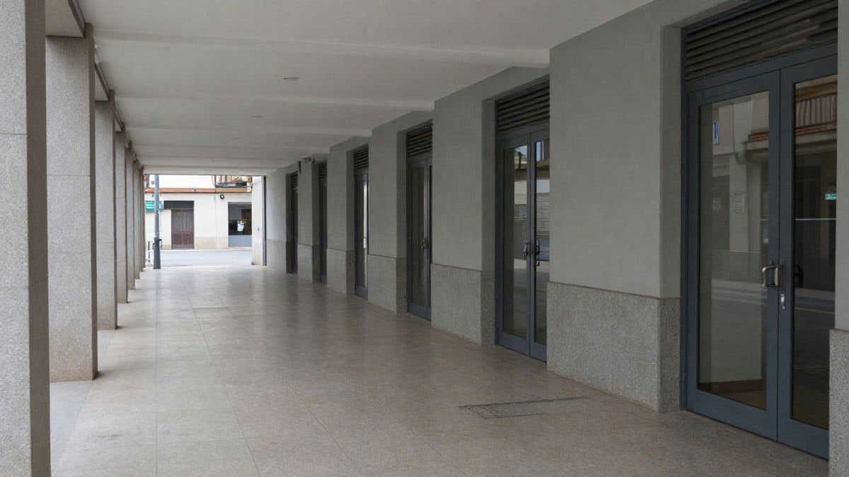 Imagen ilustrativa: pasillo largo y vacío de un edificio municipal moderno con líneas que convergen hacia el fondo