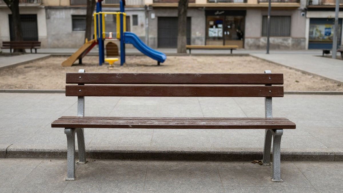 Imagen ilustrativa: camino de grava en un parque con banco vacío y zona de juegos infantil al fondo