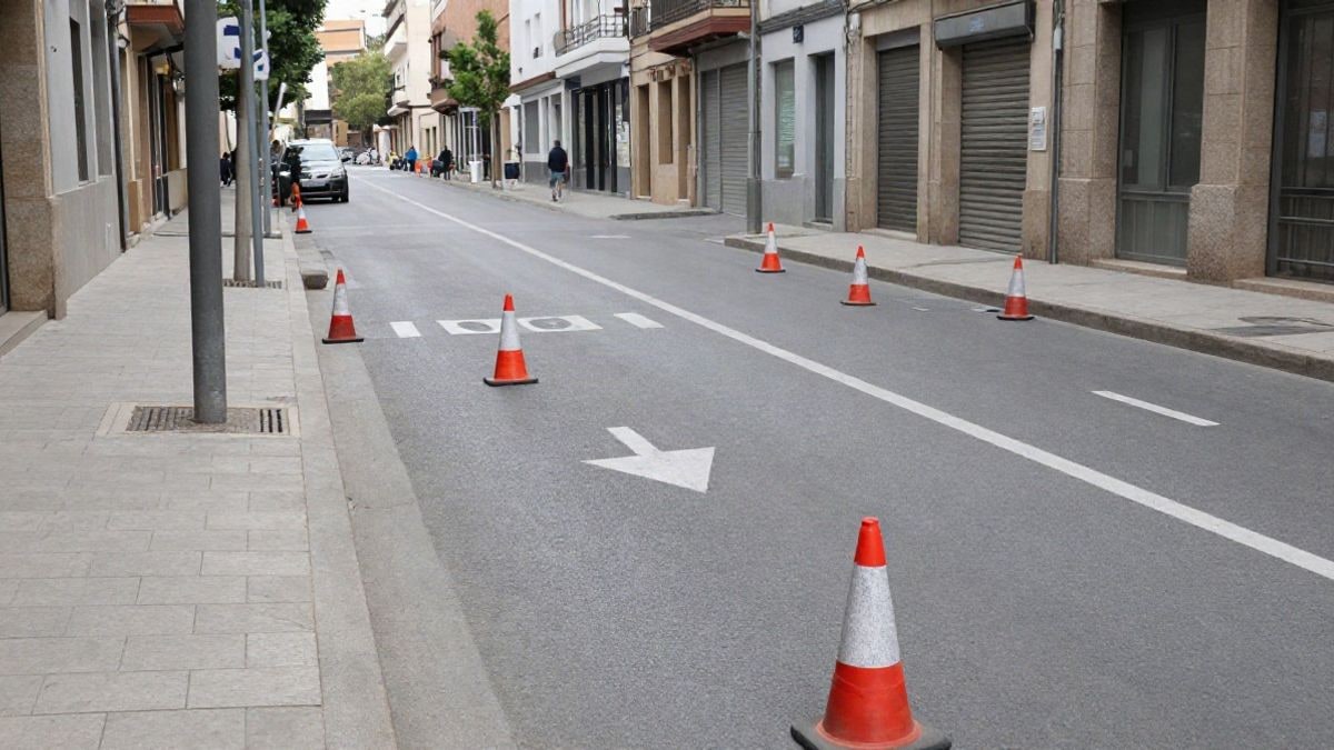 Imagen ilustrativa: calle urbana en obras con conos y señalización provisional de carriles