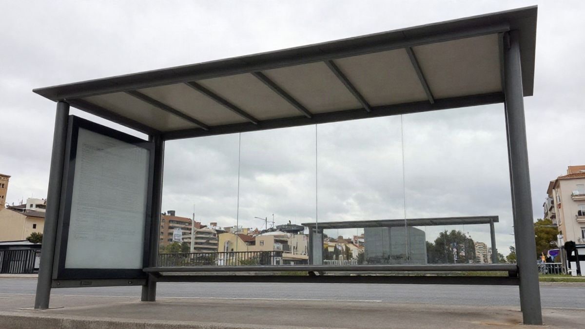 Imagen ilustrativa: marquesinas de parada de autobús vistas desde el suelo con cielo nublado al fondo