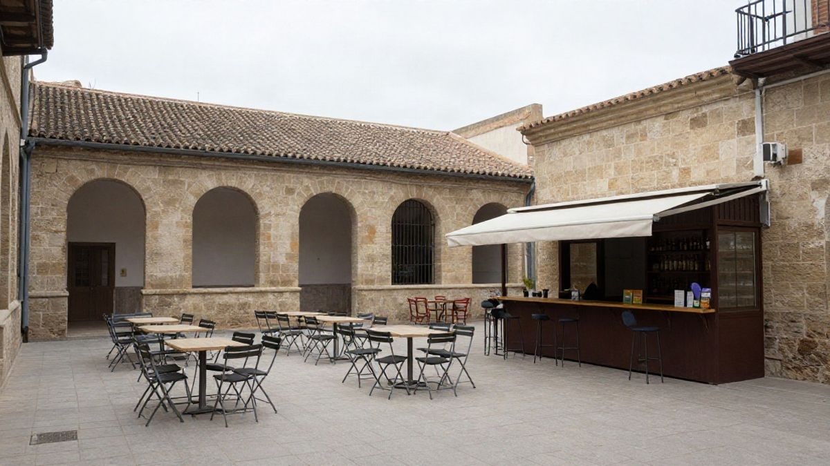 Imagen ilustrativa: patio de un antiguo matadero reconvertido en espacio cultural con sillas vacías