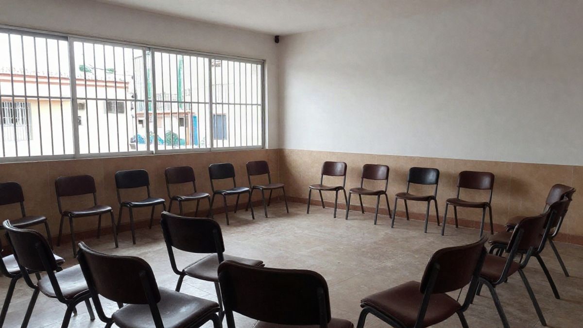 Imagen ilustrativa: sala de un centro cívico con sillas preparadas para una actividad comunitaria
